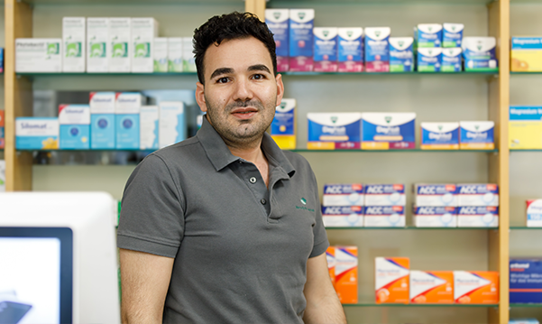 Inhaber der Trierweiler Apotheke steht vor einem Medikamentenregal.