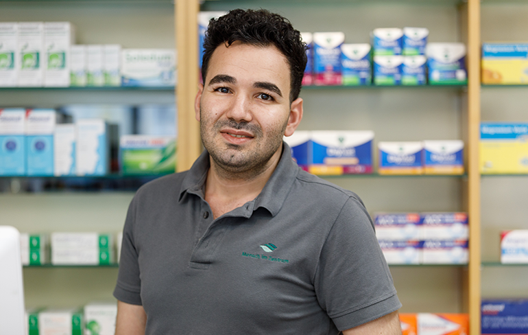 Inhaber der Trierweiler Apotheke steht vor dem Medikamentenregal.